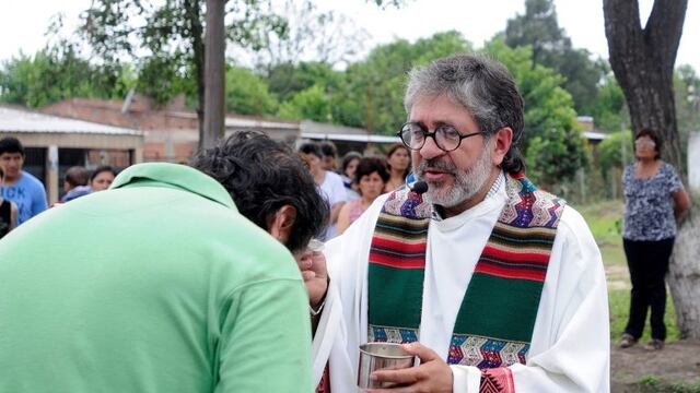 DYN21, TUCUMAN, 05/10/2016, IMAGEN DE ARCHIVO DEL SACERDOTE JUAN VIROCHE, QUIEN APARECIO MUERTO HOY EN SU IGLESIA, DURANTE UNA MISA EN LA CALLE PIDIENDO SEGURIDAD. FOTO:DYN/LA GACETA/ANALIA JARAMILLO. tucuman Posse juan viroche tucuman extrau00f1a muerte de cura que denunciaba el narcotrafico muerte suicidio cura de la Parroquia Nuestra Seu00f1ora del Valle de La Florida marcha reclamo justicia