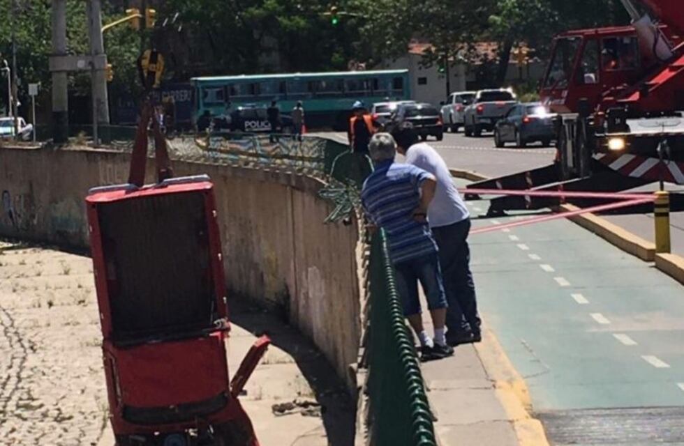 Mirá el rescate de una camioneta que cayó al Zanjón Frías, el conductor se salvó