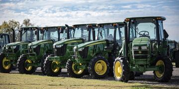 Deere & Co\u002E John Deere tractors sit on display at a United Ag & Turf dealership in Waco, Texas, U\u002ES\u002E, on Monday, Nov\u002E 20, 2017\u002E Deere & Co\u002E is scheduled to release earnings figures on November 22\u002E Photographer: Sergio Flores/Bloomberg eeuu texas waco  fabrica de john deere en texas industrias fabricas maquinaria agricola