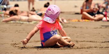 Niños jugando en la playa con remeras UV\u002E (Foto: Maxi Failla/Clarín)