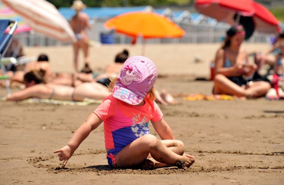 Furor en la Costa por las remeras para niños con filtro UV