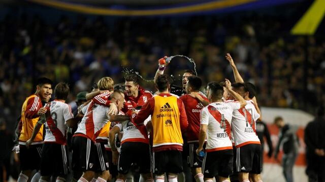 ARG139. BUENOS AIRES (ARGENTINA), 14/05/2017.- Jugadores de River Plate festejan el triunfo ante Boca Juniors en un partido de la Liga Argentina entre hoy, domingo 14 de mayo de 2017, en el estadio La Bombonera de la ciudad de Buenos Aires (Argentina). EFE/David Fernu00e1ndez