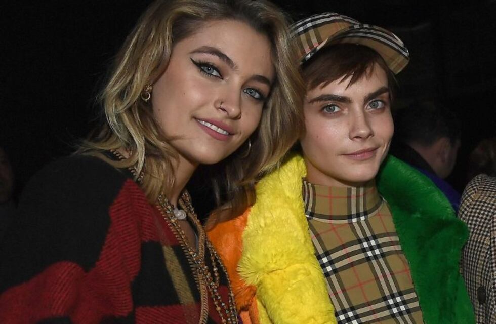 Cara Delevingne y Paris Jackson, a los besos en público