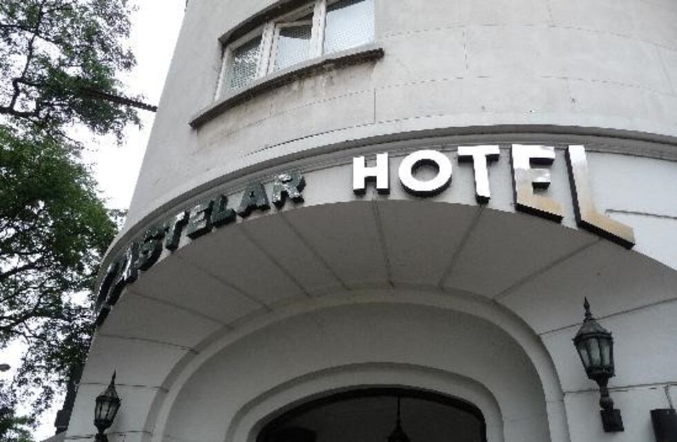 Nena que estaba de viaje escolar cayó desde el cuarto piso de un hotel y está grave