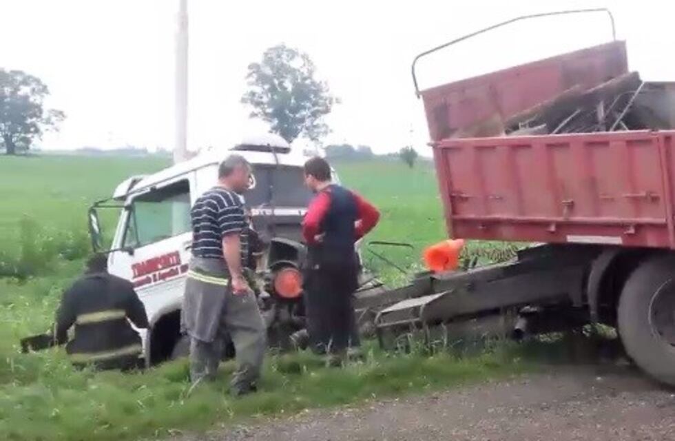 Violento accidente entre dos camiones en la ruta 21