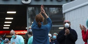 Los sanitarios de urgencias del madrileño Hospital de La Paz agradecen con aplausos el apoyo de la ciudadanía\u002E (EFE/Kiko Huesca)\u002E