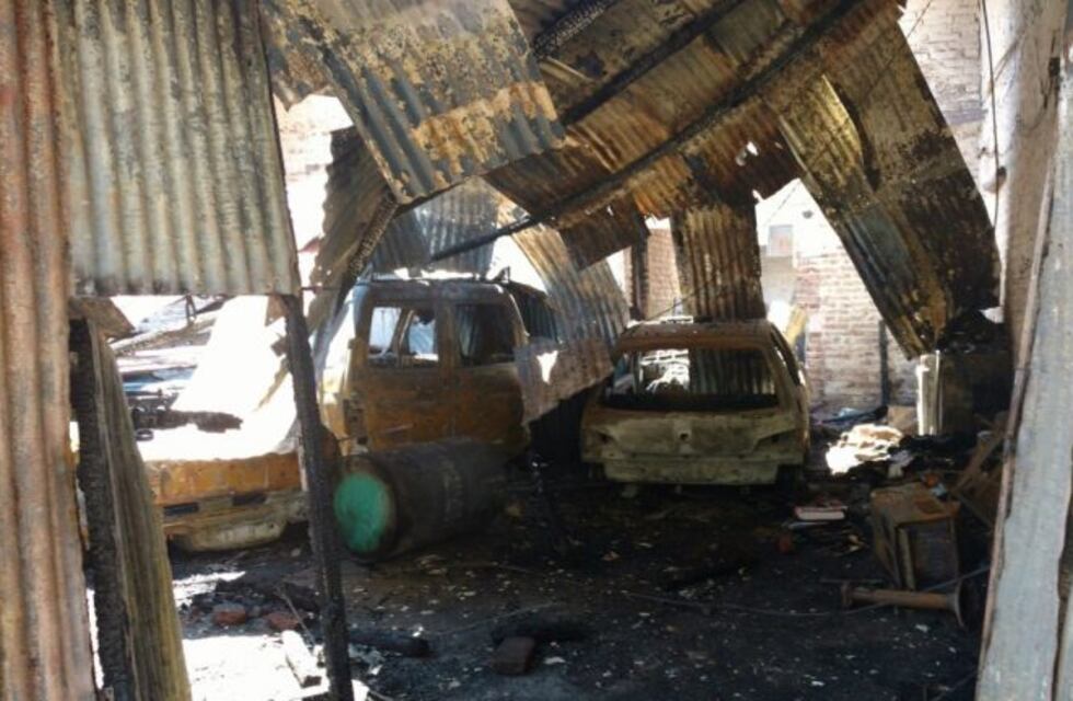 Robo e incendio en un taller mecánico