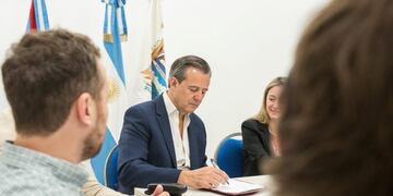 Adán Bahl firmó convenio con comerciantes de Paraná