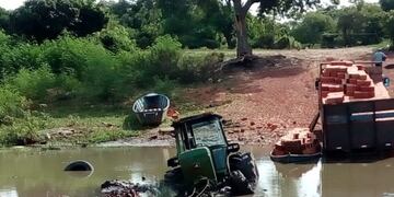 El tractor quedó varado muy cerca de la costa argentina
