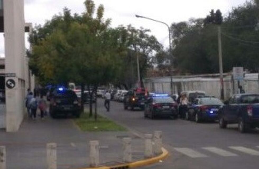 Policía cayó desde veinte metros en pleno operativo y está grave