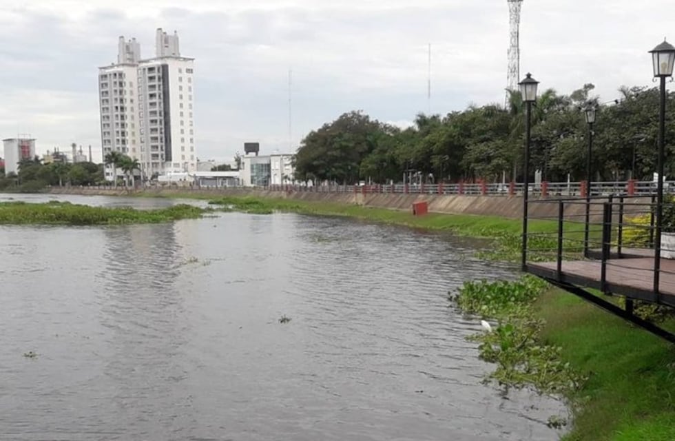 El río sigue en creciendo y se acerca a la cota de la barrera