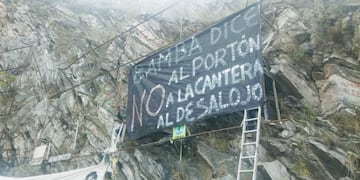 La pancarta lo dice todo