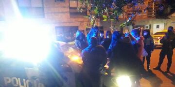 Transexuales atacaron un móvil policial con piedras y palos en Mar del Plata (Foto: Captura de video)