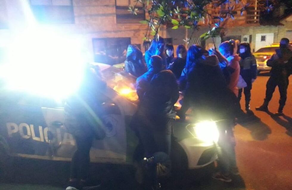 Transexuales atacaron un móvil policial con piedras y palos en Mar del Plata