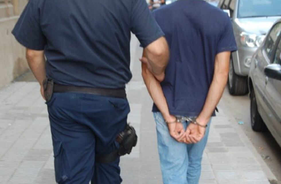 Destrozó la casa de sus padres por 80 pesos