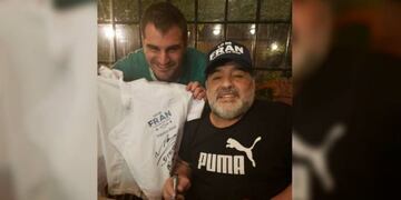 Francisco Rosat junto a Maradona (@Hugo Palavecino)\u002E