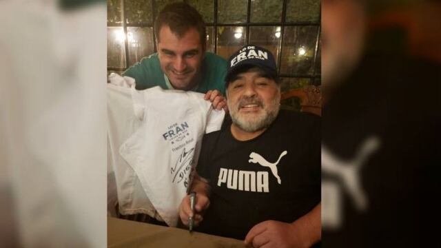 Francisco Rosat junto a Maradona (@Hugo Palavecino)\u002E