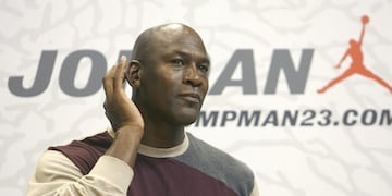 ROM22\u002E BOGOTÁ (COLOMBIA), 20/04/2020\u002E- Fotografía de archivo del exjugador de baloncesto de la NBA Michael Jordan antes de un partido de la seriel 'Jordan Classic', en el Palalido el 24 de octubre de 2006 en Milán (Italia)\u002E Michael Jordan parecía que tenía fuego en la boca y los ojos cuando dijo a Danny Ainge: “Mañana les voy a meter más de 50 puntos y voy a patear sus traseros”\u002E Estas desafiantes palabras las pronunció Jordan el 19 de abril de 1986, en la época en que tan solo era una promisoria figura del baloncesto -aunque ya jugaba en los Bulls con el número 23- y se encontró con Ainge, escolta de los Celtics, en un campo de golf situado a las afueras de Boston\u002E EFE/Daniel Dal Zennaro