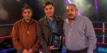 Sebastián y Sergio Moya, hermanos del recordado periodista, recibieron una plaqueta durante la velada en AGEC\u002E