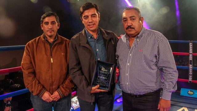 Sebastián y Sergio Moya, hermanos del recordado periodista, recibieron una plaqueta durante la velada en AGEC\u002E