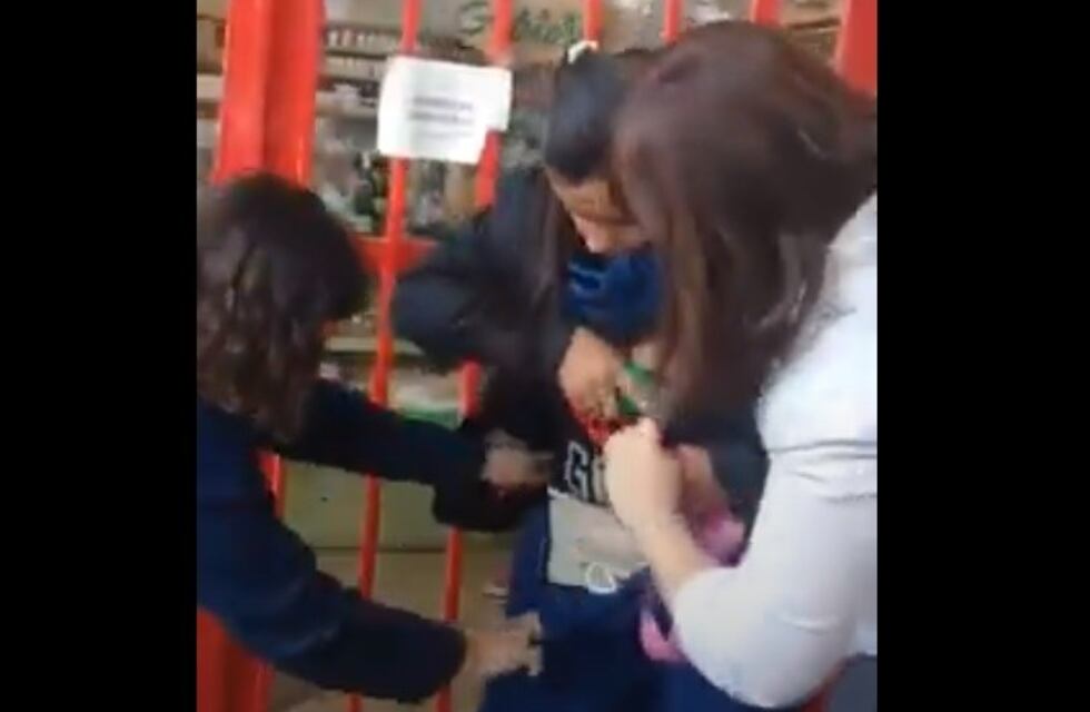 Escrachan a empleada municipal robando en un supermercado rosarino