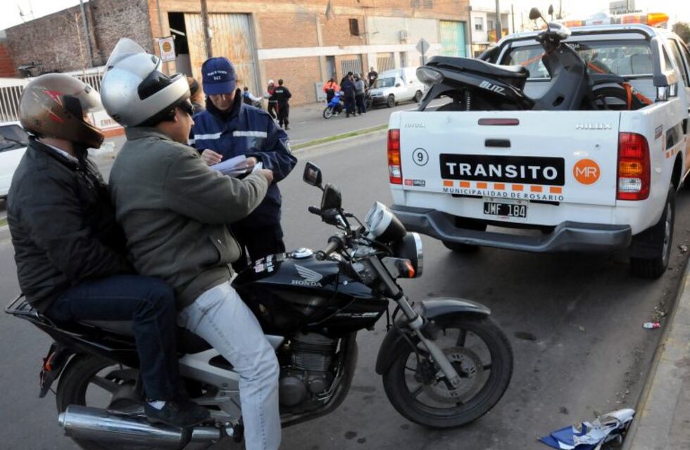 Investigan a una empleada municipal de Rosario que borraba multas graves