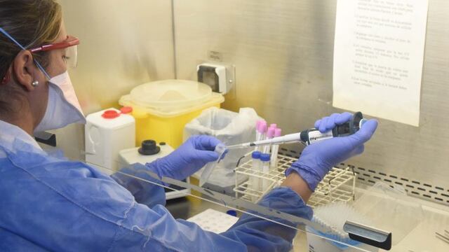 Las autoridades sanitarias esperan los resultados de las pruebas PCR y la secuenciación genómica.