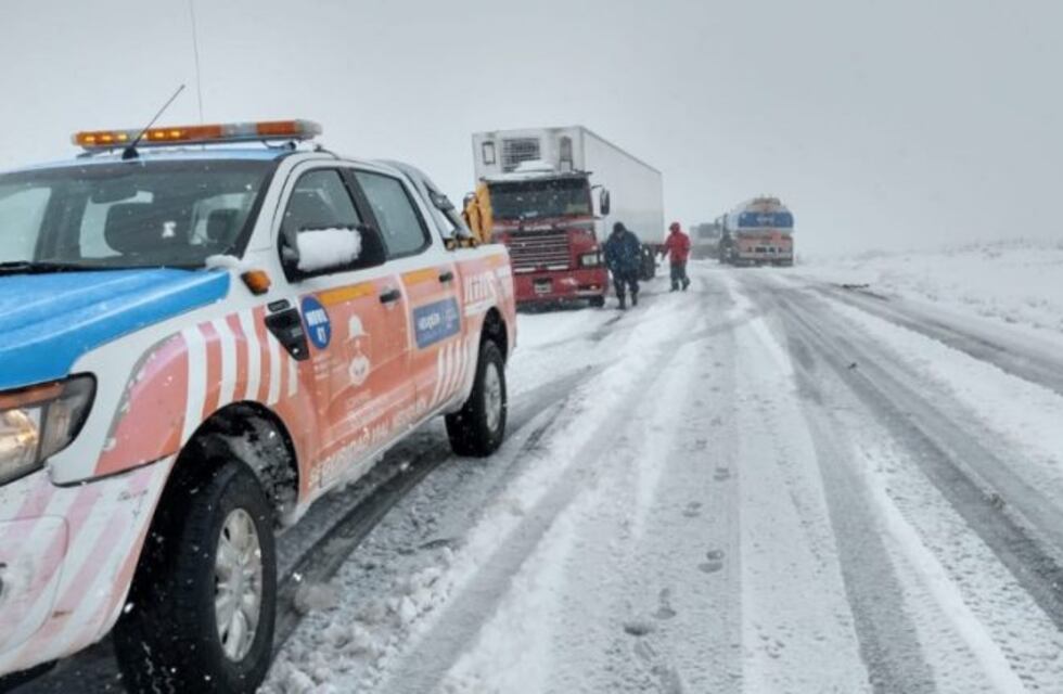 Después de tres días habilitan la ruta 237 y comienzan a circular los camiones varados