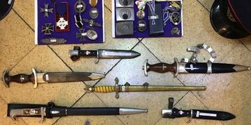 DYN50, BUENOS AIRES 29/06/2017, LA POLICÍA FEDERAL, ALLANO UN LOCAL EN SAN TELMO DONDE INCAUTAMOS CASCOS, GORROS, CUCHILLOS Y MEDALLAS, TODOS CON SIMBOLOGÍA DEL NAZISMO\u002EFOTO:DYN/PRENSA MINISTERIO DE SEGURIDAD \u002E