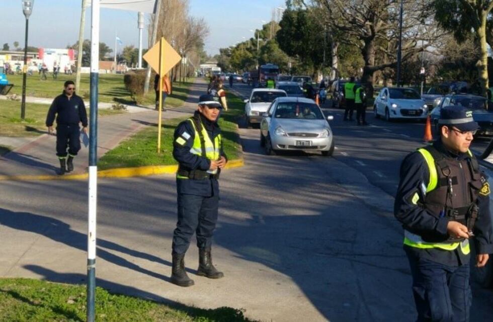 Para evadir un control motociclista embistió a un policía y ambos fueron a parar a una zanja
