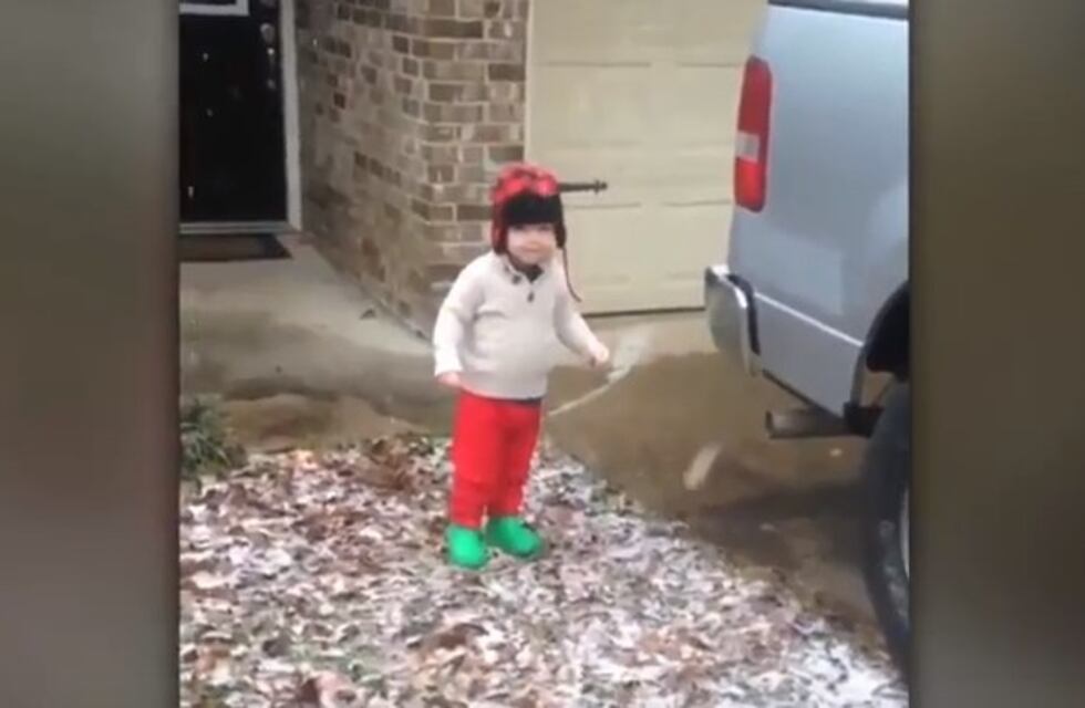 La increíble reacción de un niño al conocer la nieve por primera vez