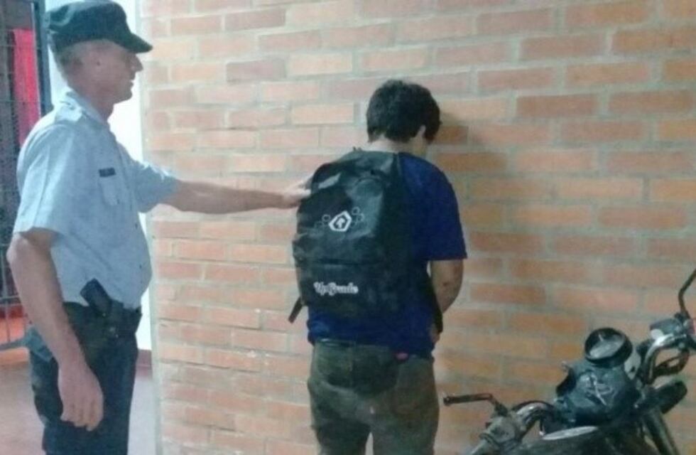 Un agente de policía fue agredido cuando intentó identificar a una persona