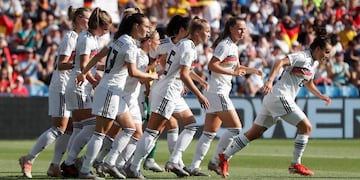 EPA1660\u002E MONTPELLIER (FRANCIA), 17/06/2019\u002E- Las jugadoras de la selección alemana de fútbol celebran la victoria sobre Sudáfrica por 4-0 durante su durante su encuentro correspondiente al grupo B del Mundial Femenino de Fútbol entre Sudáfrica y Alemania, este lunes en Montpellier, Francia\u002E EFE/ Guillaume Horcajuelo