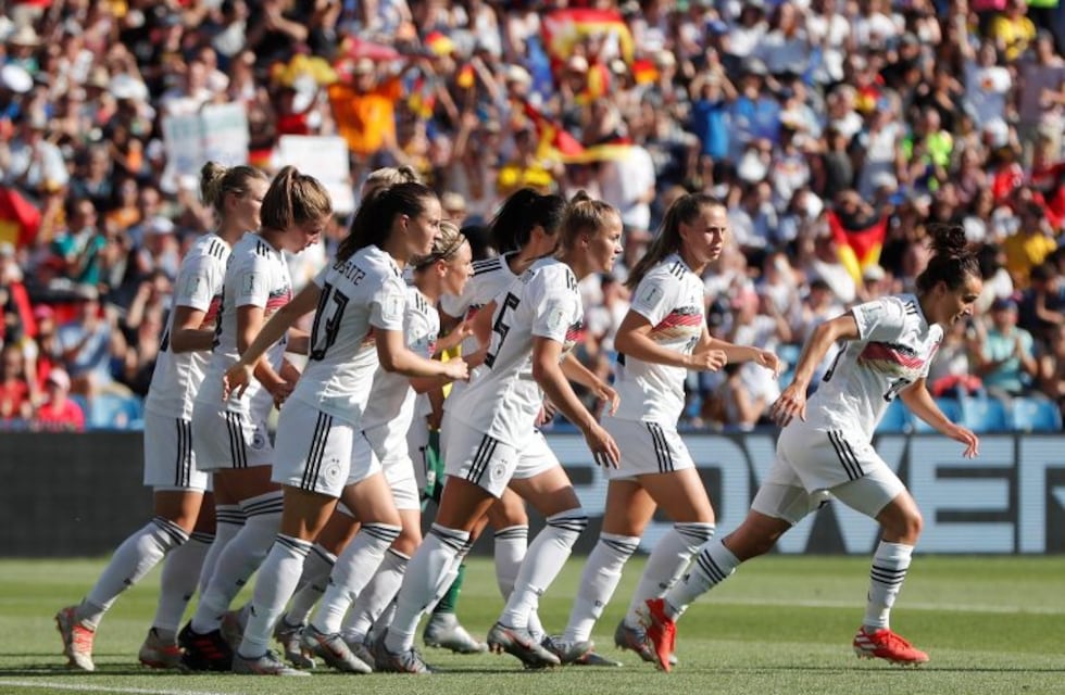 Alemania goleó a Sudáfrica y pasó a octavos como líder de grupo B con pleno de victorias