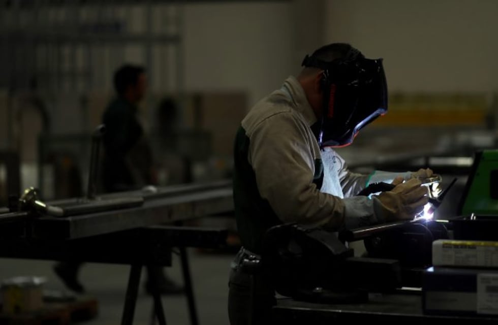 La industria tuvo su menor caída en 10 meses pero la construcción volvió a desplomarse