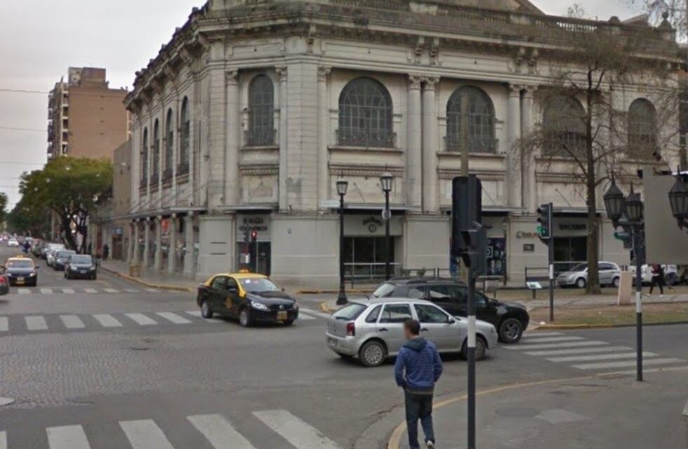 Iba en auto al hospital pero se adelantó el parto y dio a luz al bebé en Salta y Oroño