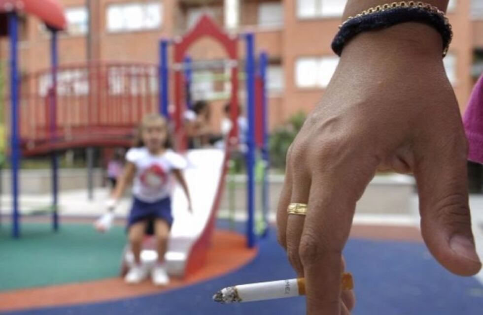 Impondrán multas por fumar en los patios de juegos de las plazas porteñas