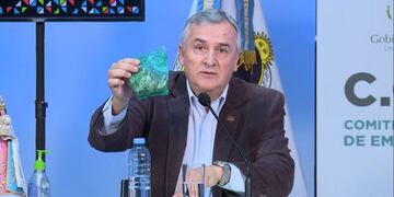 Las hojas de coca decomisadas no pueden ser comercializadas, por lo tanto se prevé que los envoltorios a entregar por el Gobierno de Jujuy con un contenido de 50 gramos por persona, llevarán la advertencia de “prohibida su venta”\u002E