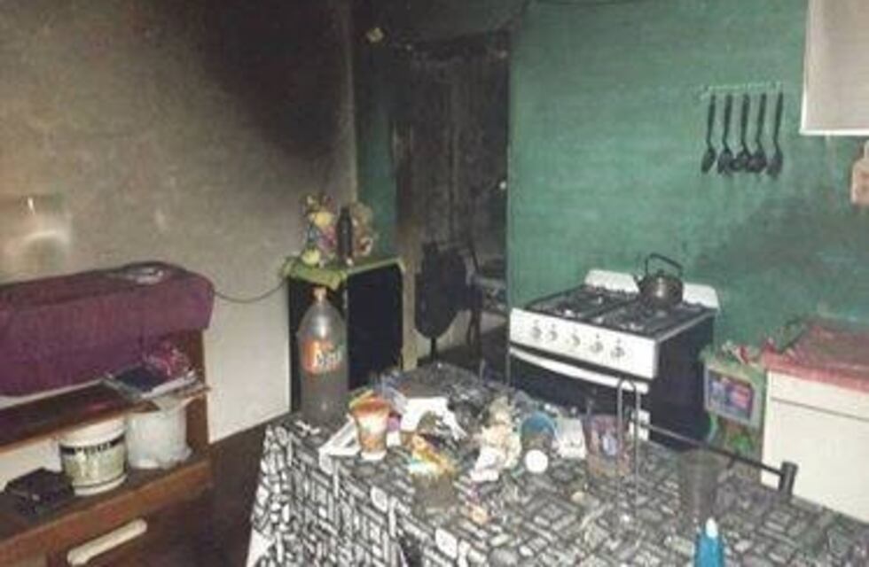 Temor en barrio Santa Rosa por pirómano que incendió dos autos y una casa