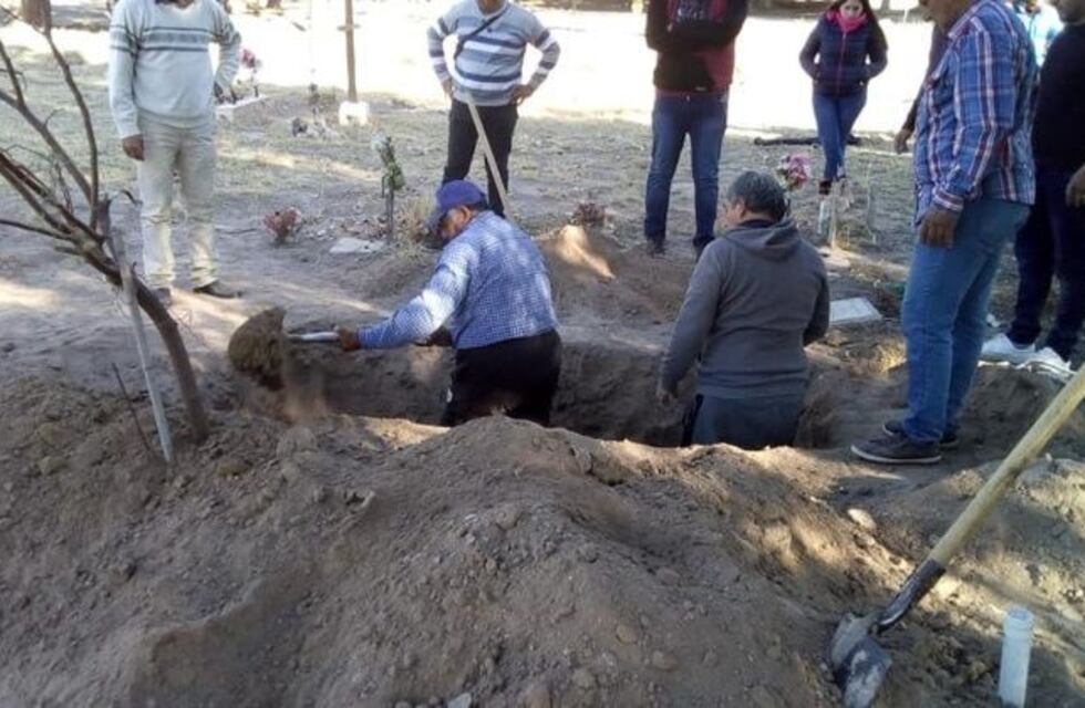 Escándalo: murió su madre y ellos tuvieron que cavar la fosa