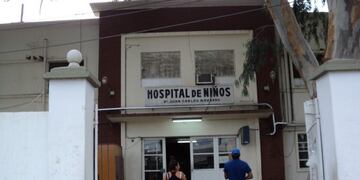 El pequeño está internado en el Hospital de Niños por los golpes recibidos\u002E