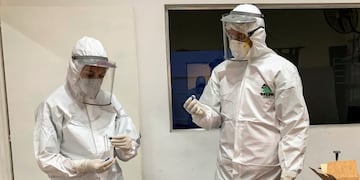 Control de hisopados por coronavirus (Photo by RONALDO SCHEMIDT / AFP)