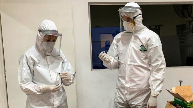 Control de hisopados por coronavirus (Photo by RONALDO SCHEMIDT / AFP)