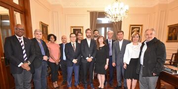 Estuvieron presentes en el encuentro con el mandatario provincial, que se llevó a cabo este martes, en el Despacho Federal, la ministra de Salud, Judith Díaz Bazán; el coordinador del Programa Nacional de Prevención de las Enfermedades Cardiovasculares y del proyecto HEARTS Argentina, Andrés Rosende; el coordinador del Programa Riojano de Salud Cardiovascular, Gonzalo Rodríguez; el asesor Regional en Enfermedades Cardiovasculares, Pedro Ordúñez; referentes de Global Hearts Consultan y demás representantes de la Salud nacionales y locales\u002E