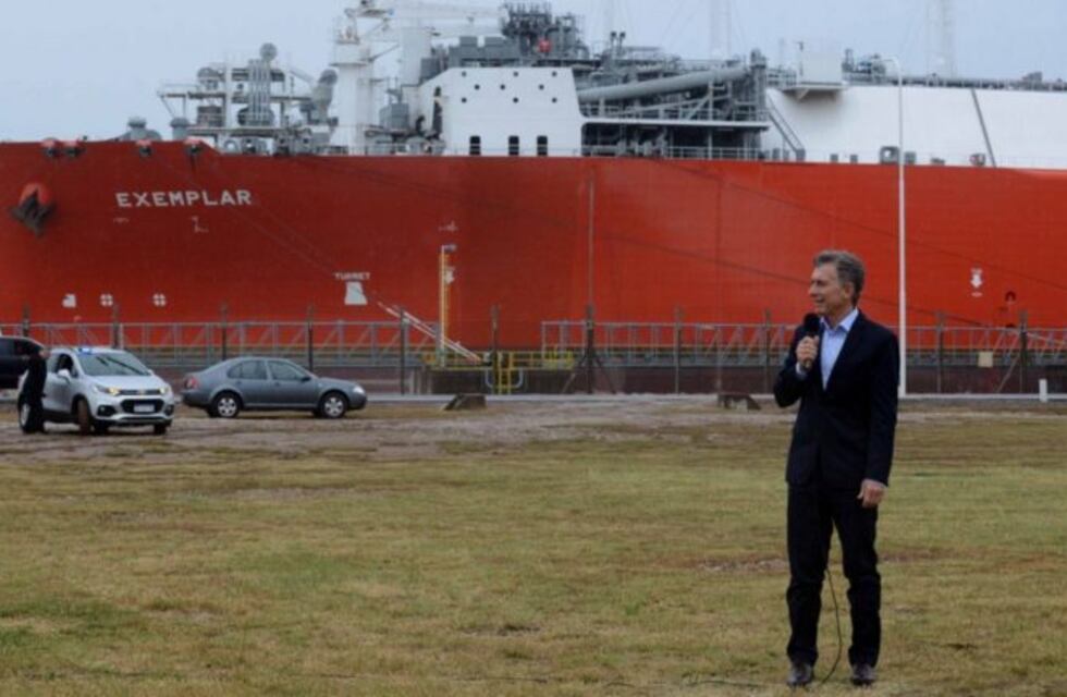 Macri despidió en Bahia Blanca al buque regasificador: "Costó 40 mil millones de pesos"