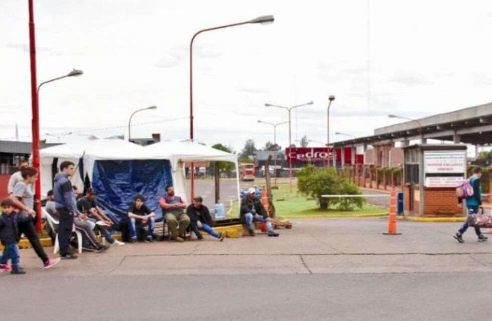 Los maleteros de la Terminal de Posadas mantienen el corte para ingresar al predio