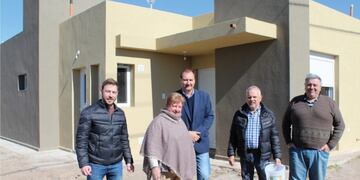 Beneficiada que recibe las llaves\u002E