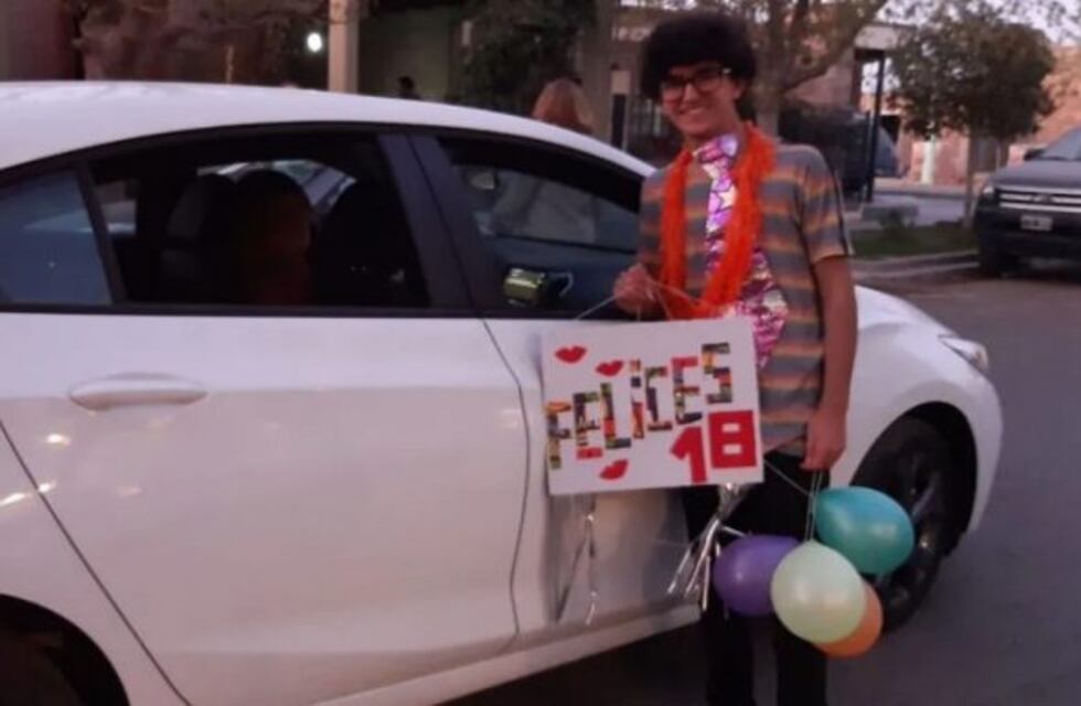 La original muestra de cariño a un joven que cumplió 18 años en plena pandemia