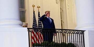 U\u002ES\u002E President Donald Trump salutes as he poses without a face mask on the Truman Balcony of the White House after returning from being hospitalized at Walter Reed Medical Center for coronavirus disease (COVID-19) treatment, in Washington, U\u002ES\u002E October 5, 2020\u002E REUTERS/Erin Scott