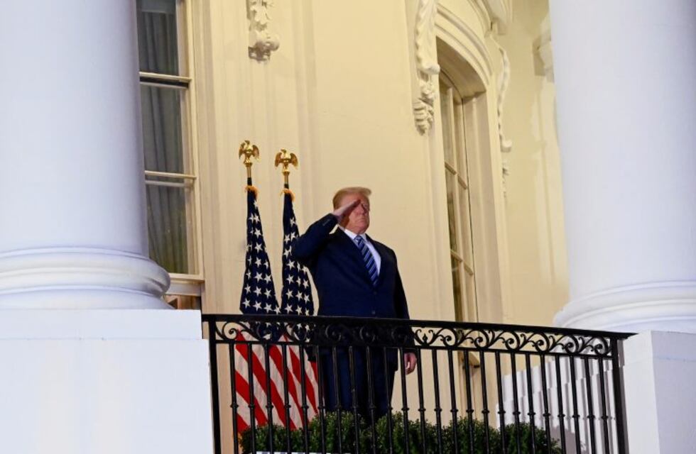Donald Trump fue dado de alta y saludó desde la Casa Blanca sin barbijo